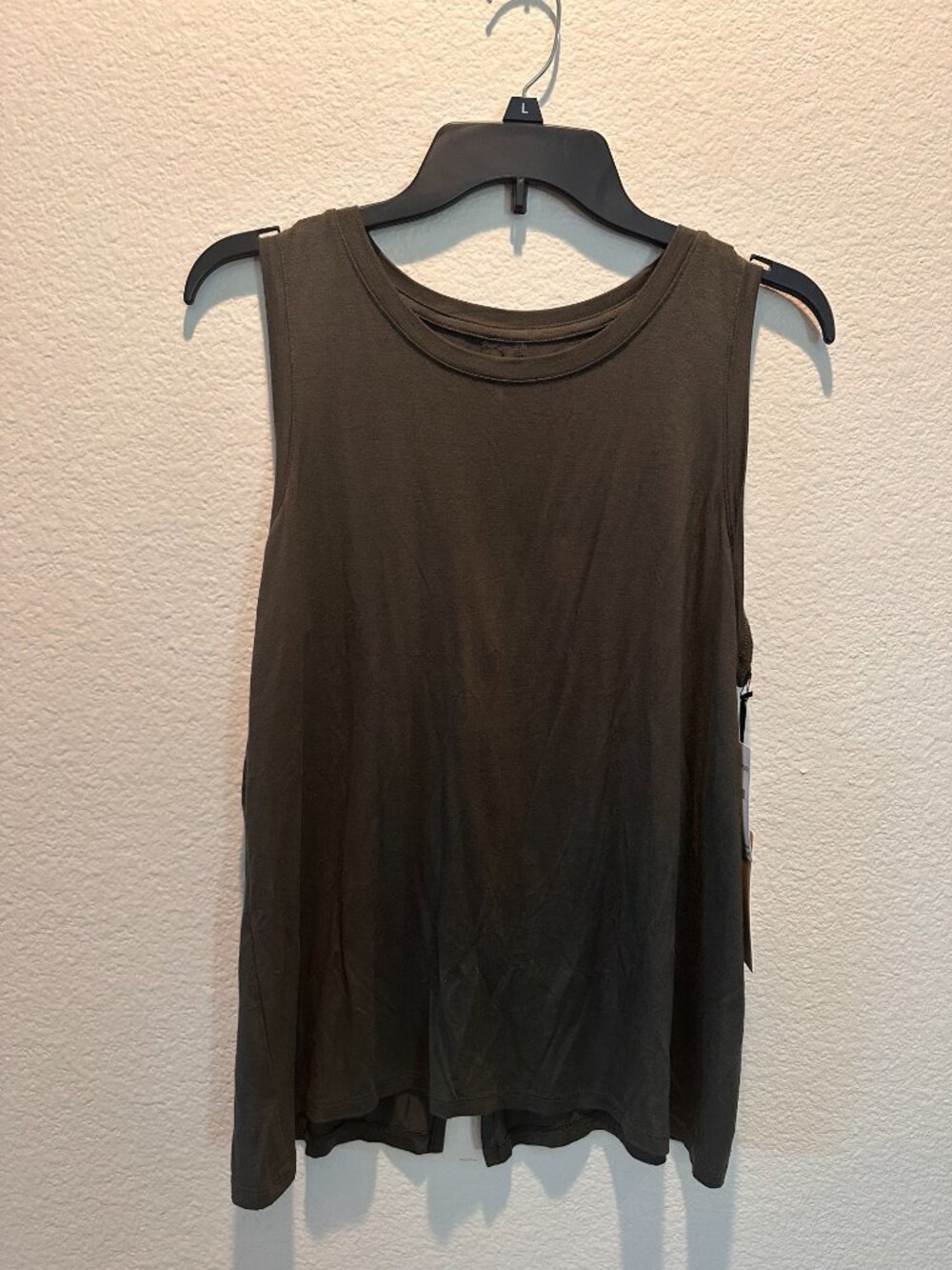 Women's Nordstrom Haolgen tank with keyhole opening in back, L